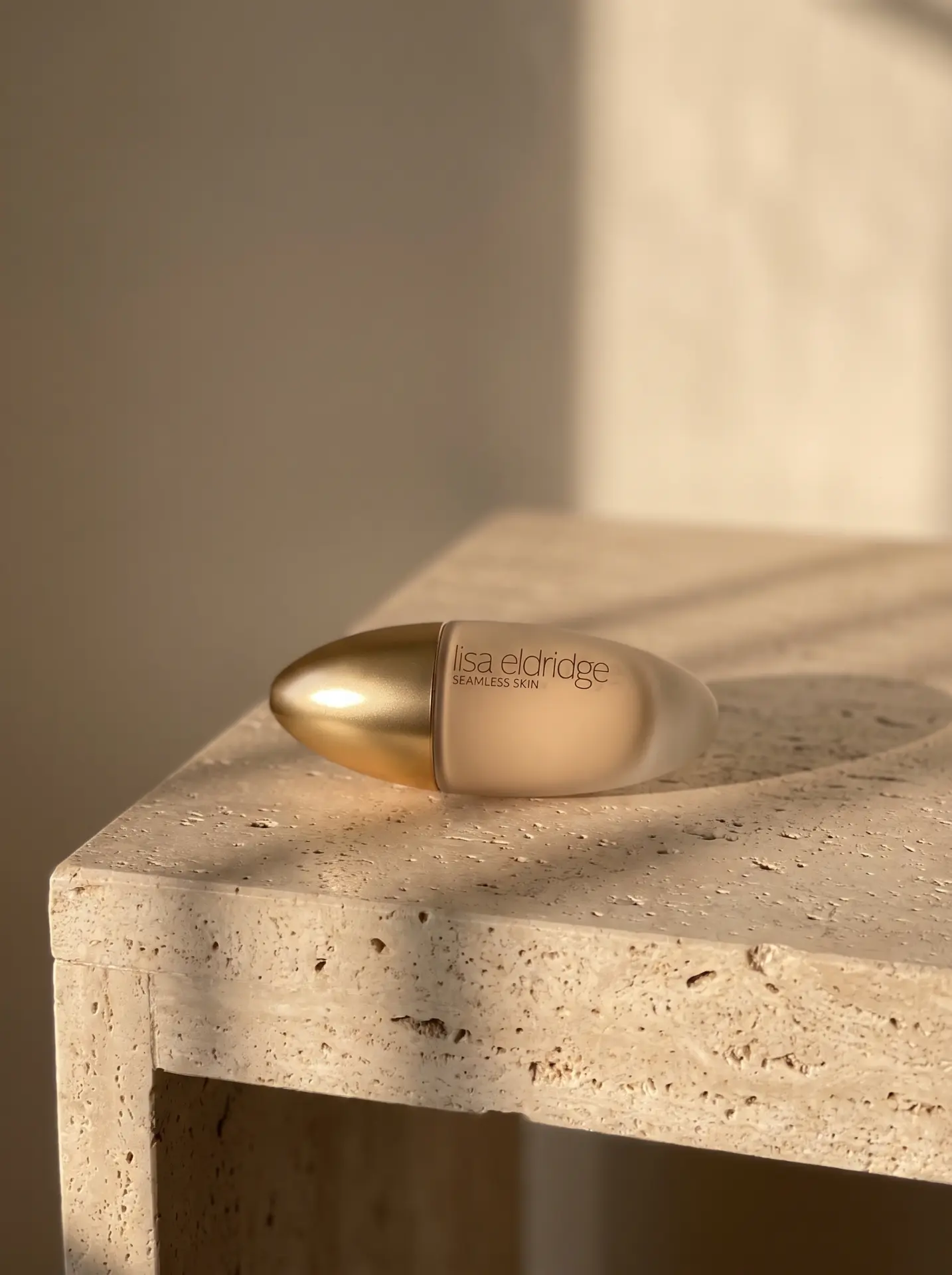 Lisa Eldridge Seamless Skin Foundation auf Travertin