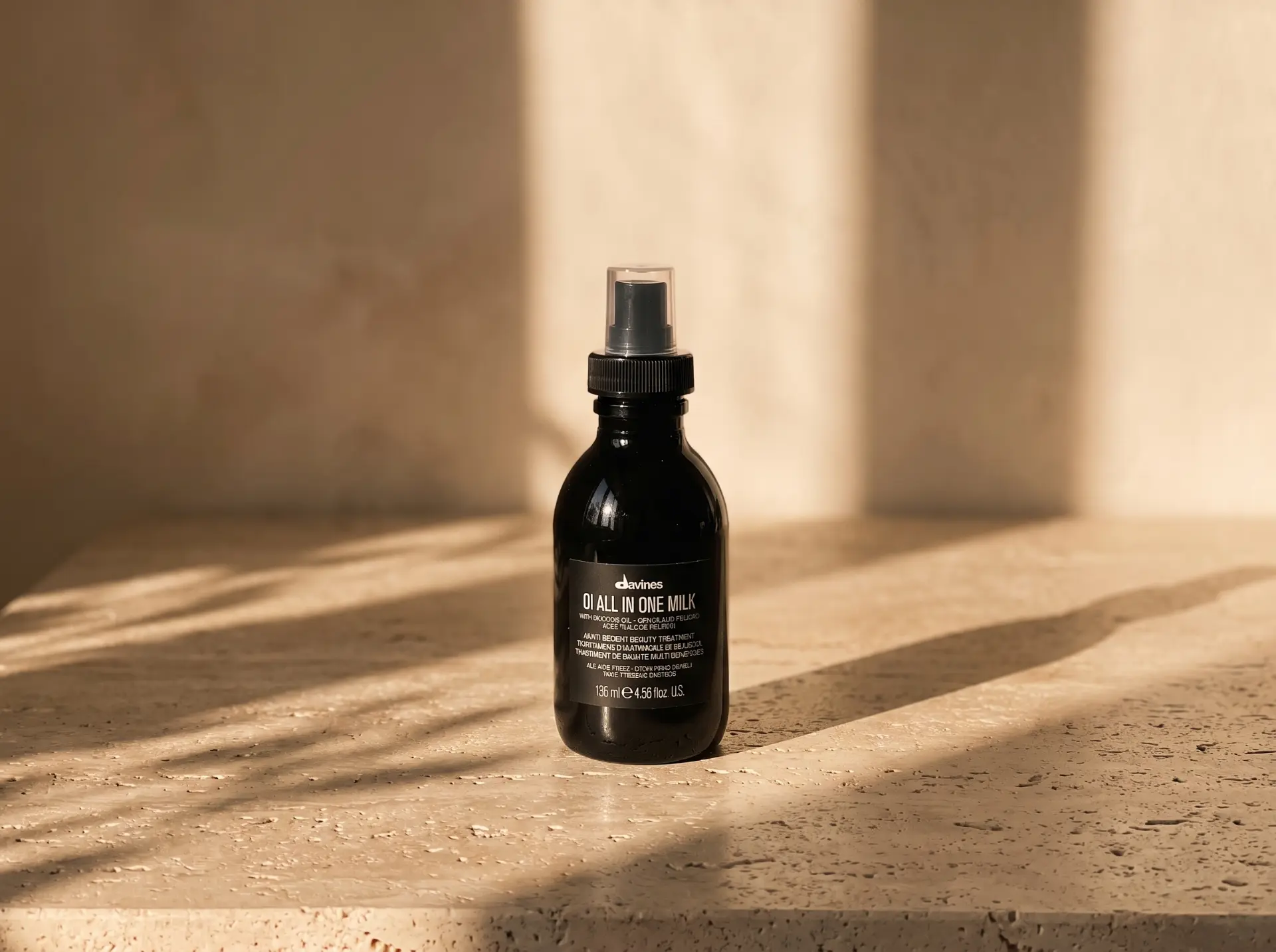Davines OI All In One Milk Flasche im Sonnenlicht