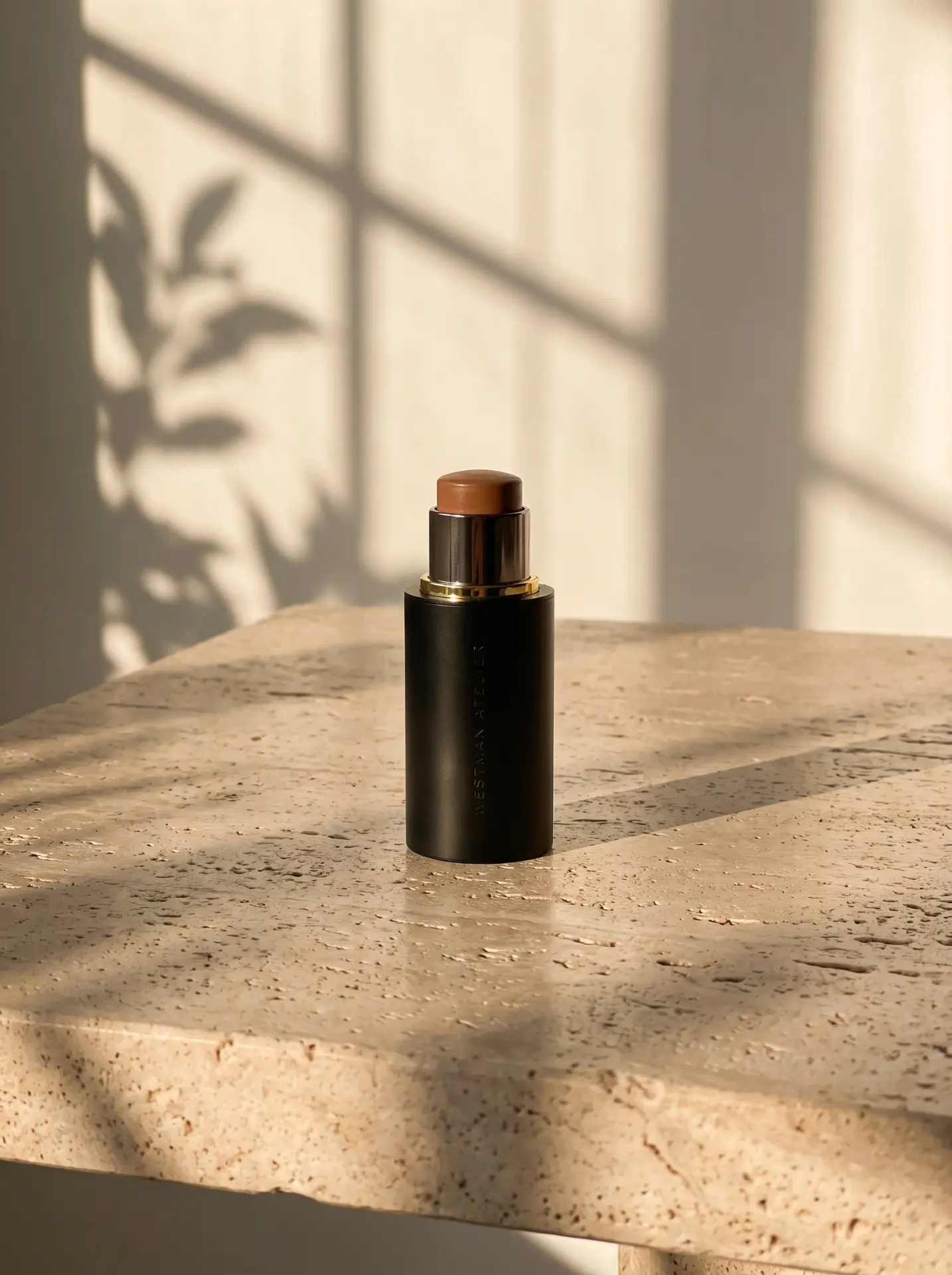 Westman Atelier Face Trace Contour Stick auf Travertin